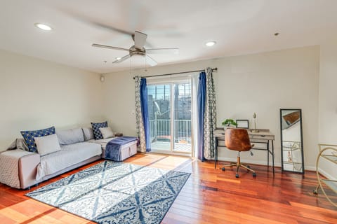 Cozy DC Condo w/ Balcony: 6 Mi to National Mall! Apartment in District of Columbia