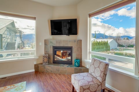 Manson Lake House w/ Grill: Steps to Lake Chelan! House in Lake Entiat