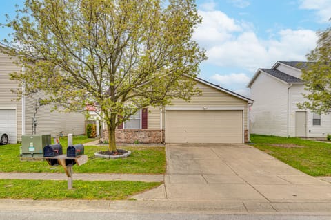 9 Mi to Downtown Indianapolis: Quiet Home w/ Yard House in Perry Township