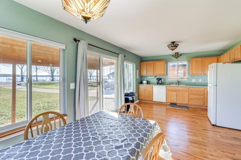 Brooklyn Cottage w/ Dock - Steps To Wamplers Lake! Cottage in Ohio