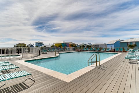 Gulf Shores Beachfront Condo w/ Community Pool! Apartment in West Beach