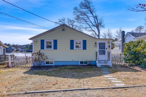 East Wareham Waterfront Cottage w/ Private Dock! Cottage in Wareham