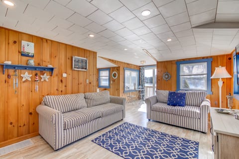 East Wareham Waterfront Cottage w/ Private Dock! Cottage in Wareham