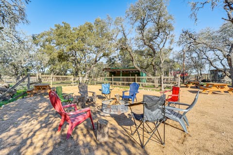 ‘Pin Oak Farmhouse’ w/ Patio in Dripping Springs House in Dripping Springs