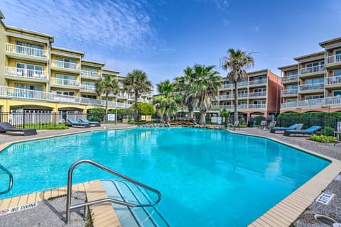 Galveston Condo w/ Large Balcony: Walk to Beach! Apartment in Galveston Island