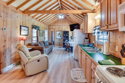 Cozy Dillard Cabin w/ Mountain Views & Pool Access Casa in Dillard