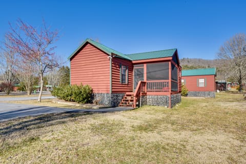 Cozy Dillard Cabin w/ Mountain Views & Pool Access Casa in Dillard