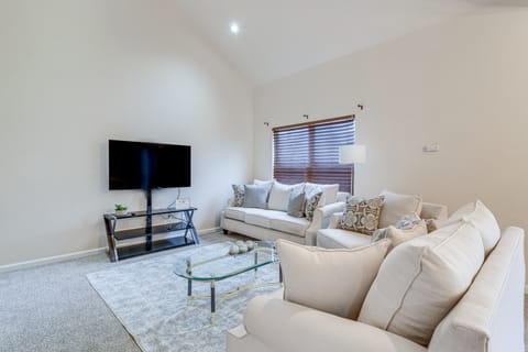 12 Mi to DIA: Cozy Denver Townhome w/ Fireplace! Apartment in Aurora