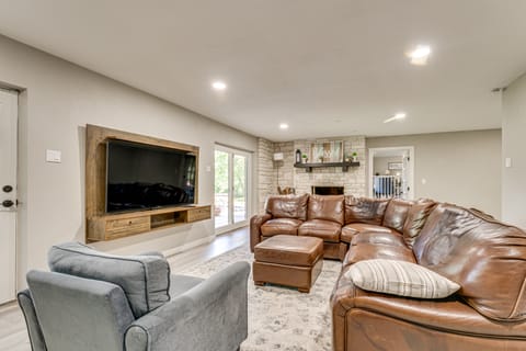 Seguin Riverfront Retreat: Fishing Dock + Kayaks! House in Seguin