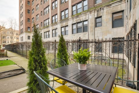 Stylish Chicago Retreat: Walk to Loyola University Apartment in Chicago