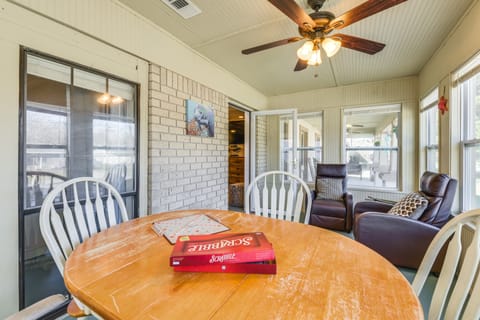 Pet-Friendly Fort Walton Beach Home: 4 Mi to Ocean House in Fort Walton Beach