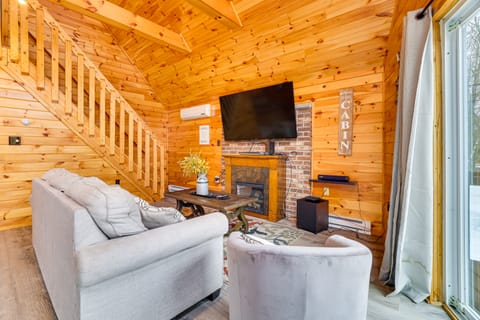 Lakefront Cabin w/ Hot Tub: 6 Mi to Ski Resort! House in Kidder Township