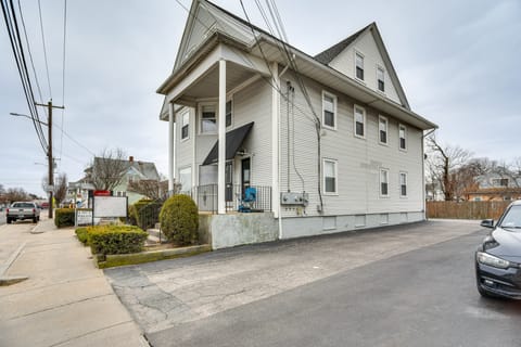 Modernized Historic Apt, Walk to Downtown Cranston Apartment in Providence