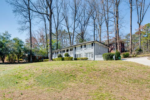 Atlanta Home w/ Movie Projector & Basketball Hoop! House in Chamblee