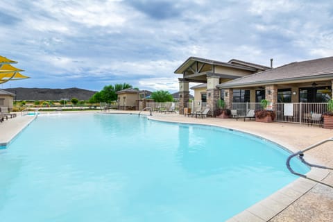 Marana Home w/ Pool Access & Mountain Views! House in Marana