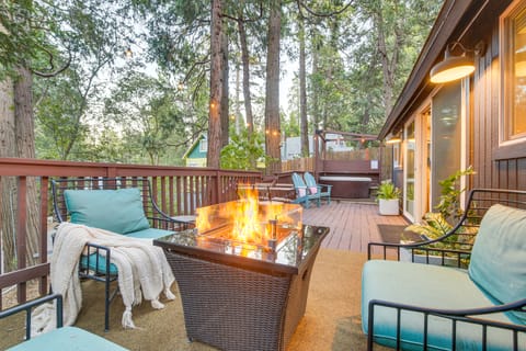 Private Hot Tub! Cozy Crestline Cabin 1 Mi to Lake Apartment in Crestline