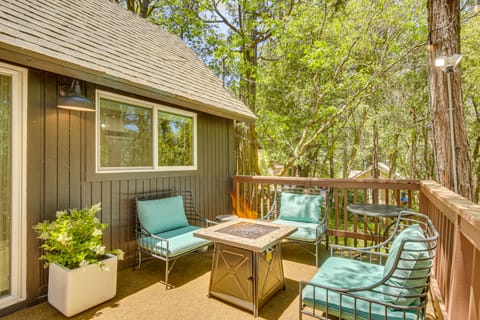 1 Mi to Lake: Crestline Cabin w/ Private Hot Tub! Apartment in Crestline