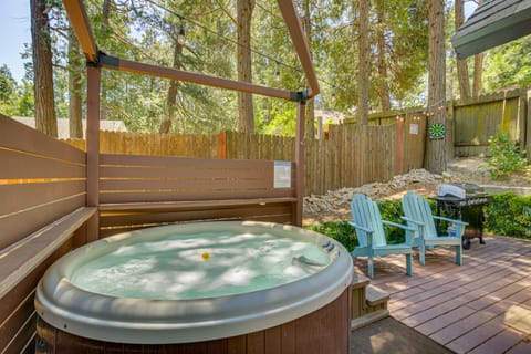 1 Mi to Lake: Crestline Cabin w/ Private Hot Tub! Apartment in Crestline