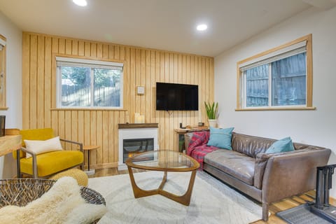 Private Hot Tub! Cozy Crestline Cabin 1 Mi to Lake Apartment in Crestline