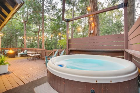 Private Hot Tub! Cozy Crestline Cabin 1 Mi to Lake Apartment in Crestline