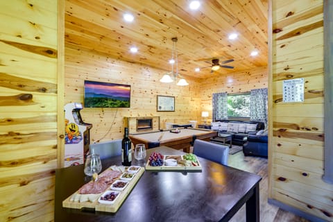 Hot Tub & Game Room! Gatlinburg Mtn-View Cabin House in Pittman Center