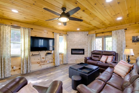 Gatlinburg Cabin w/ Game Room, Hot Tub & Mtn Views House in Pittman Center