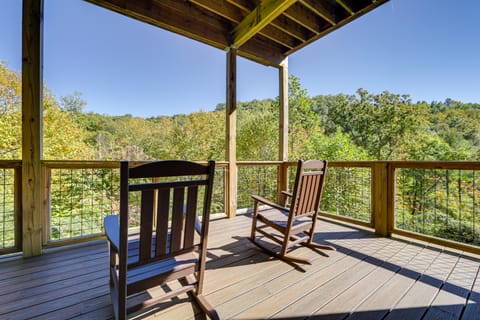 Hot Tub & Game Room! Gatlinburg Mtn-View Cabin House in Pittman Center