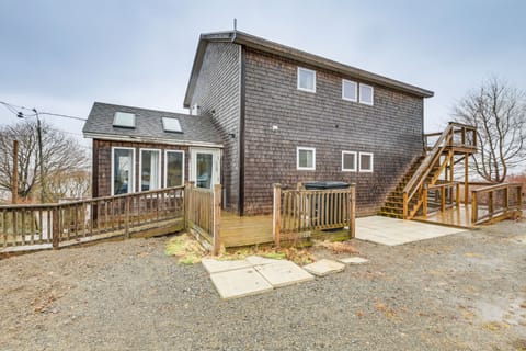 Cozy Maine Getaway: Covered Deck, Walk to Beach! Apartment in Lubec