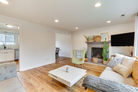 Pet-Friendly Vancouver Retreat w/ Home Gym & Grill House in Vancouver