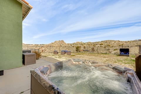 'The Maharaja Retreat' w/ Hot Tub & EV Charger! House in Yucca Valley