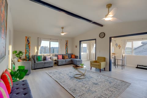 'The Maharaja Retreat' w/ Hot Tub & EV Charger! House in Yucca Valley