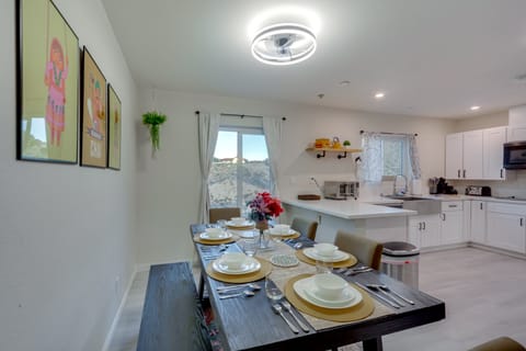 'The Maharaja Retreat' w/ Hot Tub & EV Charger! House in Yucca Valley