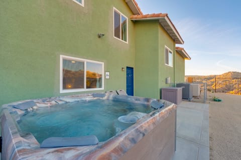 'The Maharaja Retreat' w/ Hot Tub & EV Charger! House in Yucca Valley
