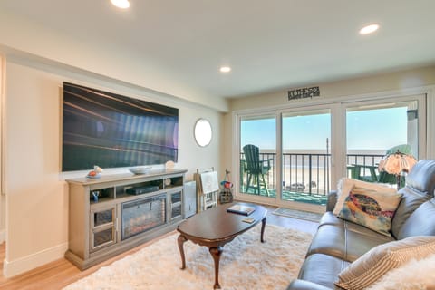 Galveston Beachfront Condo: Balcony & Pool Access! Apartment in Galveston Island