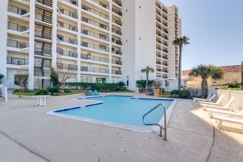 Galveston Beachfront Condo: Balcony & Pool Access! Apartment in Galveston Island