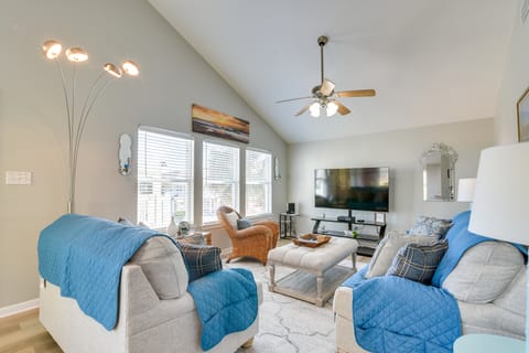 Galveston Getaway: Spacious Home < 1 Mi to Beaches House in Hitchcock