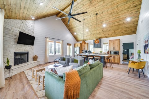 Chic Forest Hideaway in Broken Bow w/ Hot Tub House in Broken Bow