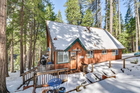 Fire Pit & Lake Access: Dreamy California Cabin! House in Arnold