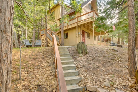 Woodsy Lake Arrowhead Cabin w/ Fire Pit Table House in Lake Arrowhead