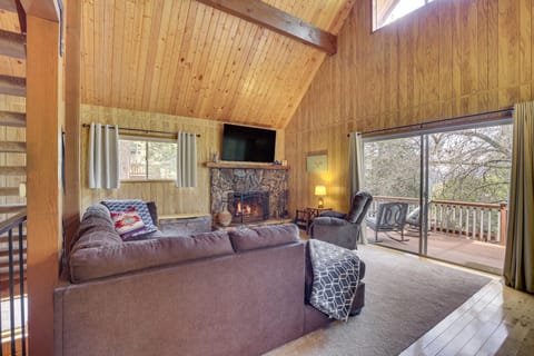 Woodsy Lake Arrowhead Cabin w/ Fire Pit Table House in Lake Arrowhead