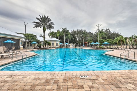 Kissimmee Townhouse w/ Hot Tub: 10 Min to Disney! Apartment in Four Corners