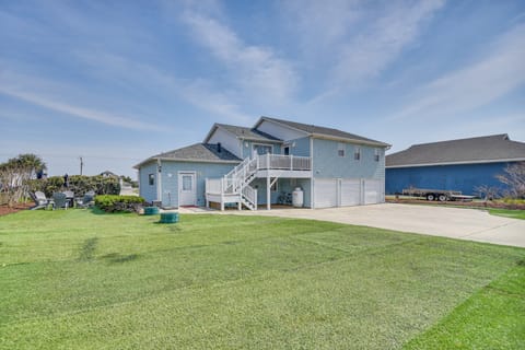 Bright Kitty Hawk Home w/ Hot Tub, Walk to Beach! House in Kitty Hawk