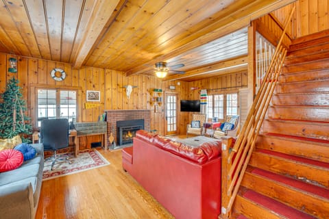 Family-Friendly Lake Waubesa Home: Boat + Swim! House in Madison