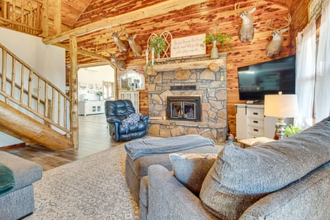 Expansive Mountain Home Rental w/ Yard & Fire Pit! House in Arkansas