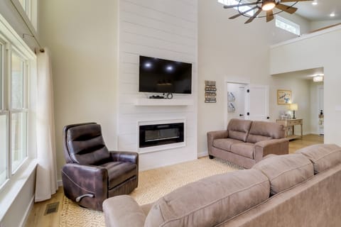 Waterfront Retreat on Greers Ferry Lake w/ Hot Tub House in Heber Springs