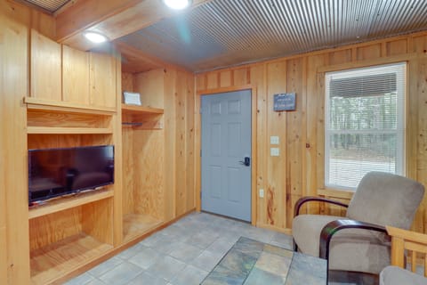 0.5 Mi to Lake: Patio at Heber Springs Cabin! House in Heber Springs