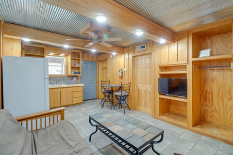 0.5 Mi to Lake: Patio at Heber Springs Cabin! House in Heber Springs