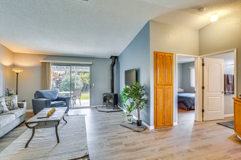 Cozy Redding Retreat ~ 3 Mi to Downtown House in Redding