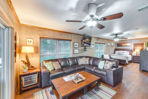 Rustic River Cabin w/ Dock + Covered Deck! Apartment in Waco