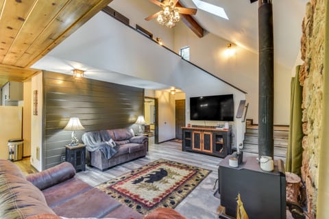 2 Mi to Mi-Wuk Village: Cabin w/ Large Deck House in Mi Wuk Village